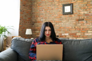 Czy należycie do osób, które nie wyobrażają sobie rozpoczęcia pracy bez kubka kawy bądź filiżanki z aromatyczną herbatą?