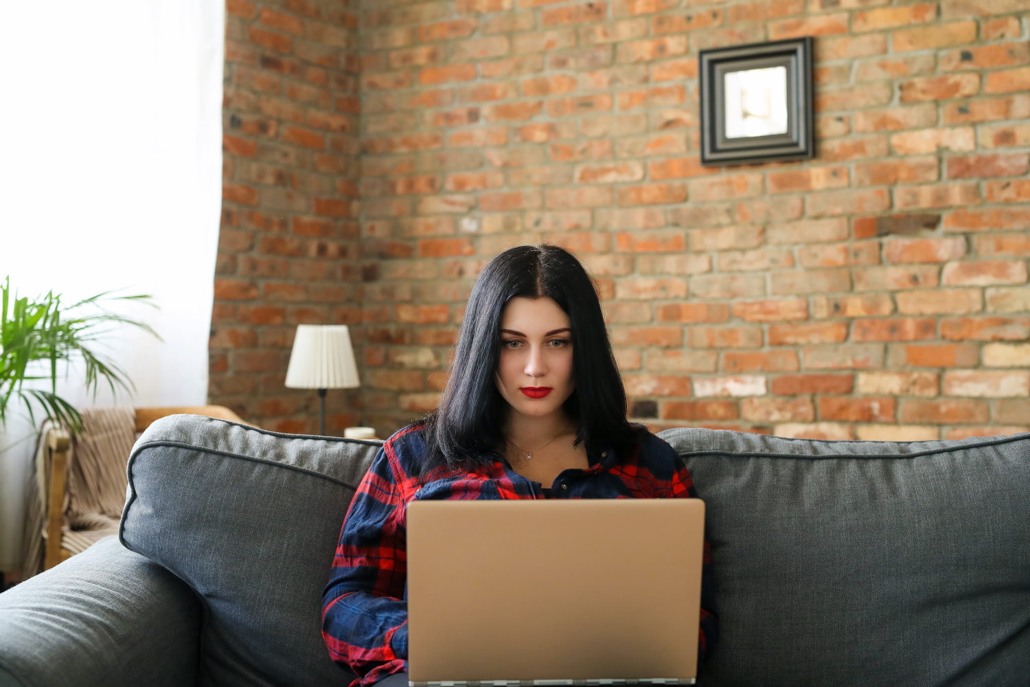 Czy należycie do osób, które nie wyobrażają sobie rozpoczęcia pracy bez kubka kawy bądź filiżanki z aromatyczną herbatą?