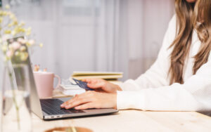 Akuratny HP EliteBook 830 G7 to także opcja ciekawa dla informatyka, który wyjątkowo często edytuje materiał filmowy nakręcony w jakości 4K