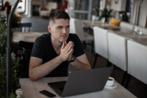 Laptop Toshiba Dynabook Portege X40-J oferuje użytkownikom mnóstwo fantastycznych funkcji, które zapewniają bezpieczeństwo komputerowi już od pierwszego uruchomienia laptopa