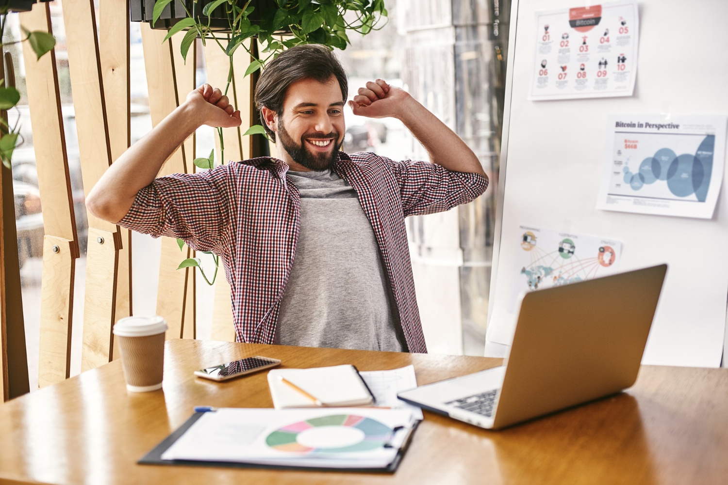 Dla tych, którzy wymagają profesjonalnej wydajności w supercienkiej i lekkiej obudowie, Dell Latitude 9520 będzie idealnym rozwiązaniem. 15-calowy wyświetlacz o wysokiej rozdzielczości i długi czas pracy na baterii pozwolą Państwu na długą pracę