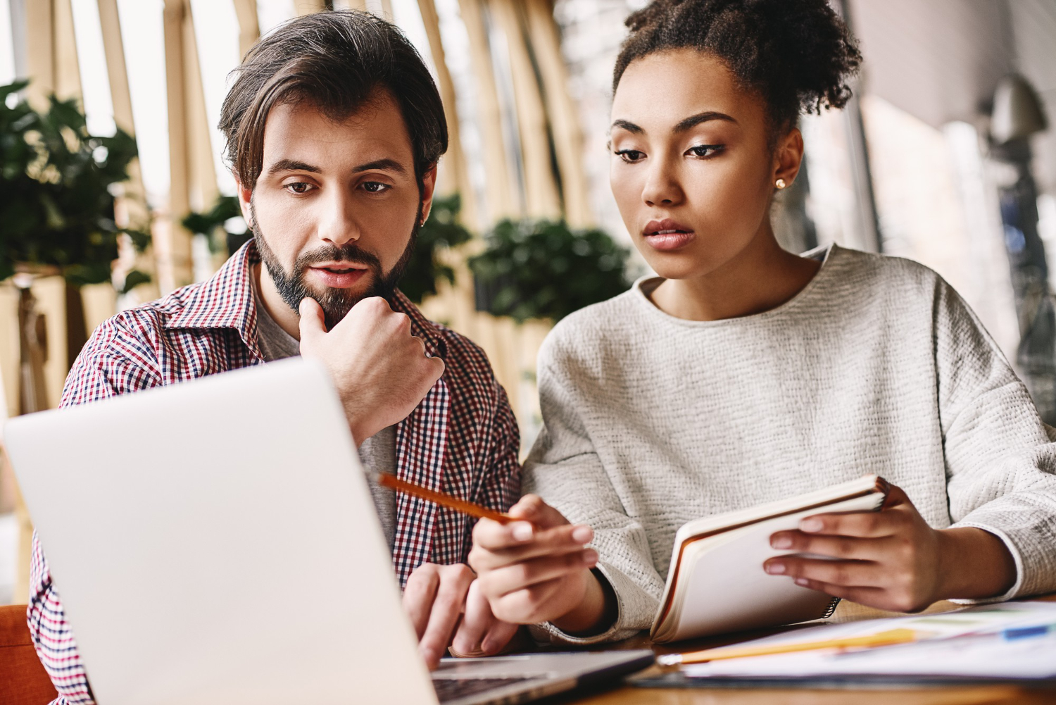 Dell Latitude 9520 to nie tylko laptop klasy biznesowej, ale także urządzenie przeznaczone dla osób, które muszą być produktywne w podróży