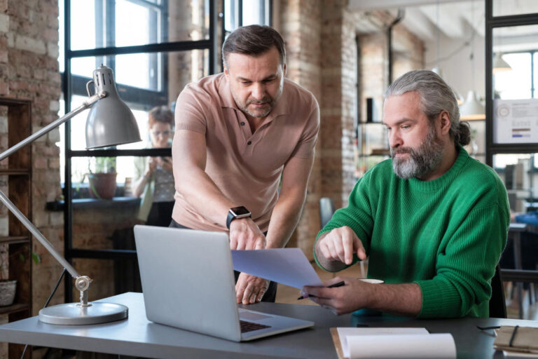 Laptop Dell Latitude 7530 charakteryzuje się solidną konstrukcją, wysoką wydajnością oraz bogatym wyposażeniem